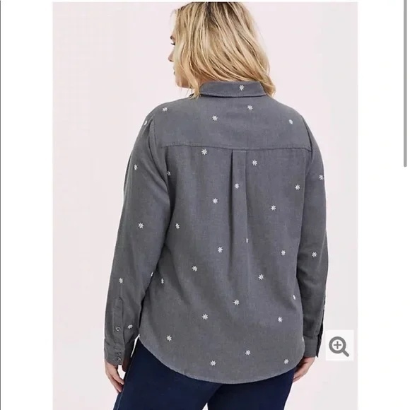 Torrid Grey Denim Daisy Embroidered Button Front Classic Fit Shirt Size 1/US XL - Picture 2 of 7